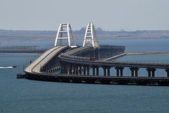 Сотни автомобилей встали в очередь на Крымском мосту