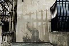 Скандальную работу Бэнкси стерли со здания суда в Лондоне