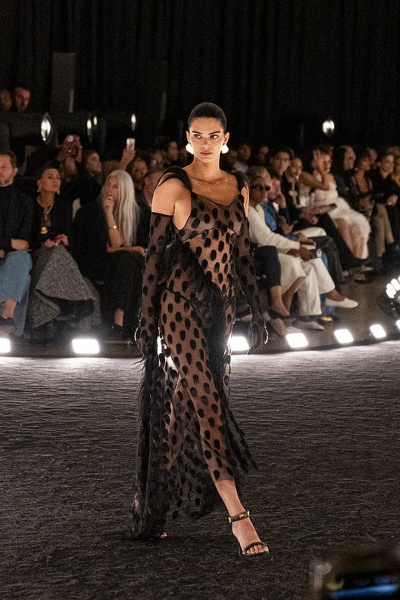 Кендалл Дженнер прошлась по подиуму полуголой