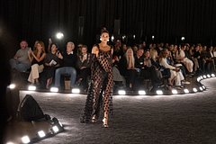 Кендалл Дженнер прошлась по подиуму полуголой