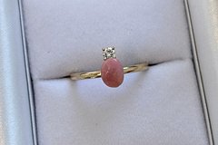 Женщина нашла в ресторанном блюде розовую жемчужину