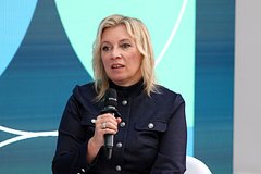 Захарова призвала Макрона помыться