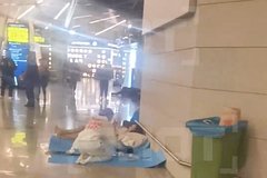 Пассажирам пришлось спать на картонках и скамейках в аэропорту Москвы из-за закрытого неба